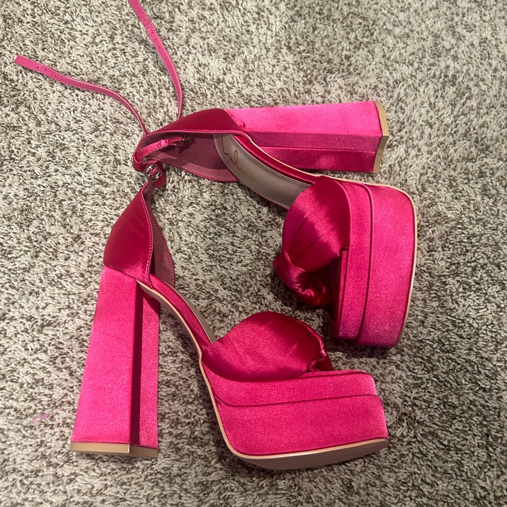 EUC LuLu’s Pink Platform Heels